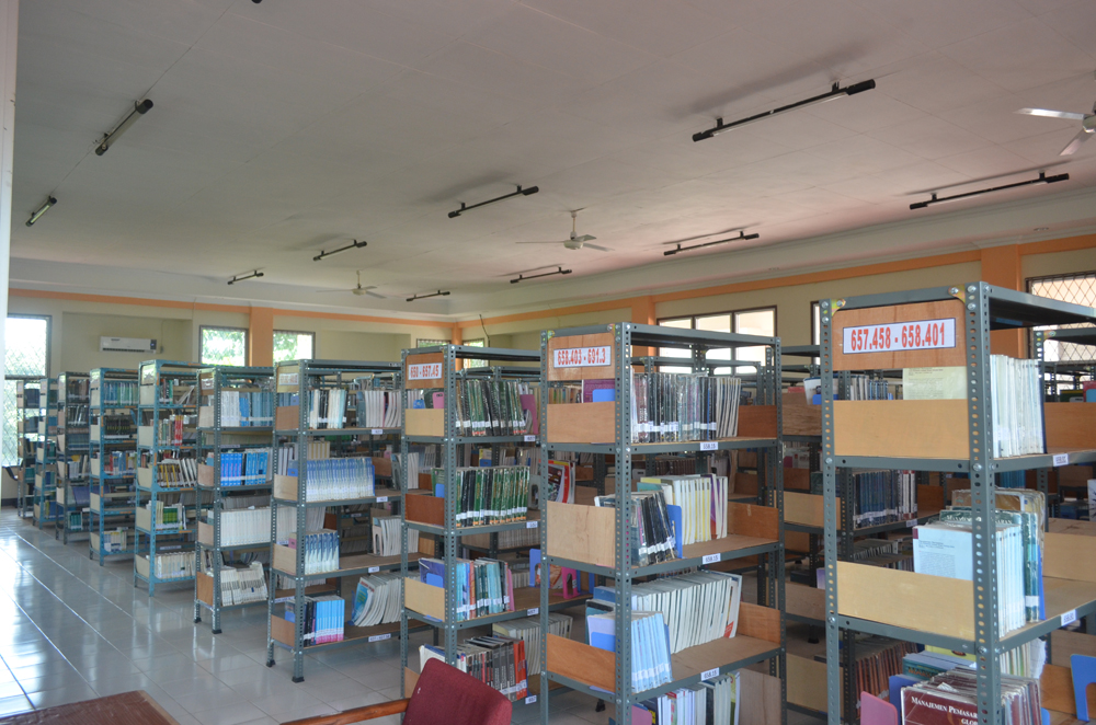 Foto suasana interior Perpustakaan Program Studi Administrasi Publik